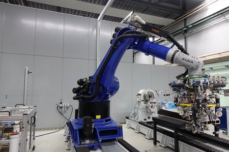 Mikrosam AFP Anlage - blauer Kuka Roboterarm mit Legekopf