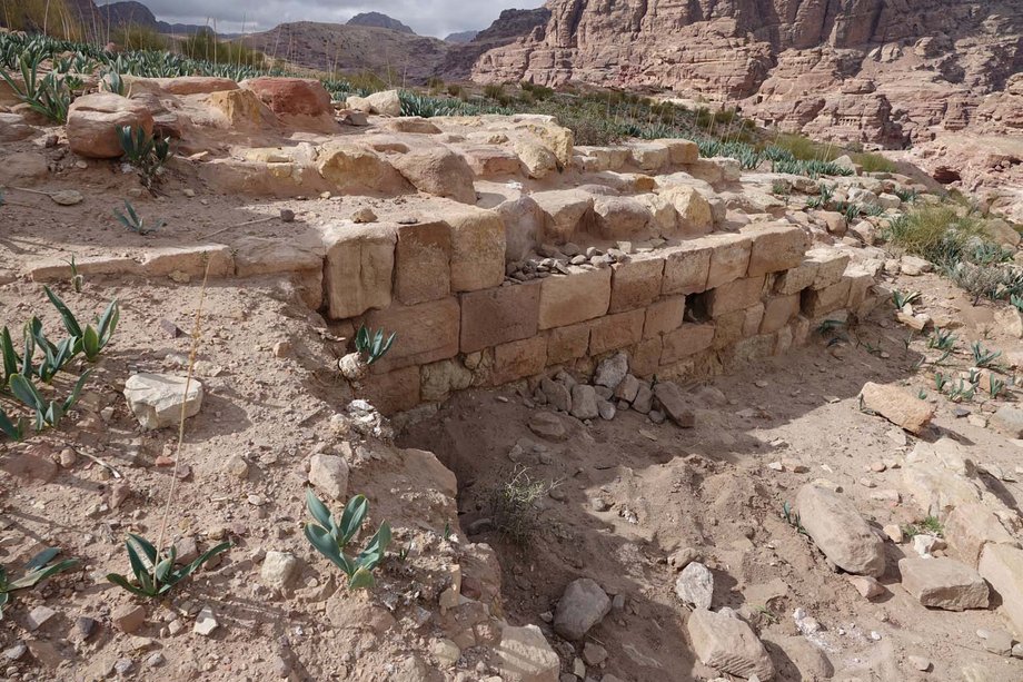 Petra, Blick auf mehrlagige Mauer