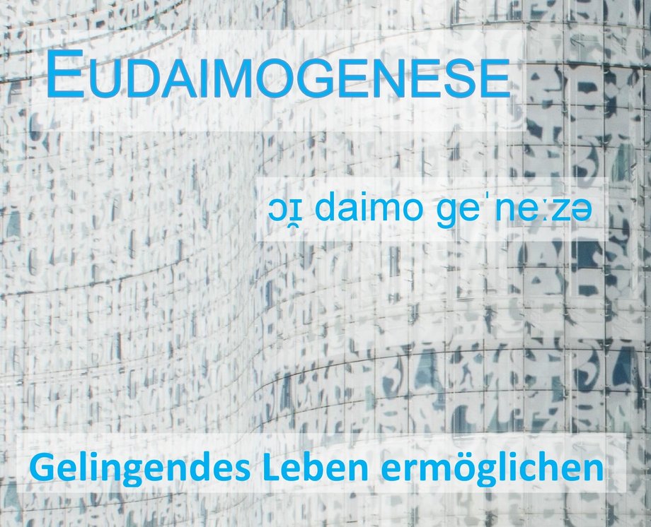 Foto der Bibliothek der Brandenburgischen TU mit der Schrift Eudaimogenese Gelingendes Leben ermöglichen