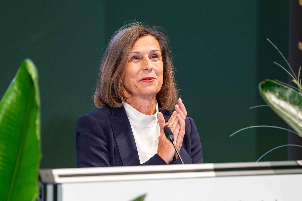 Gesine Grande gratuliert den Graduierten