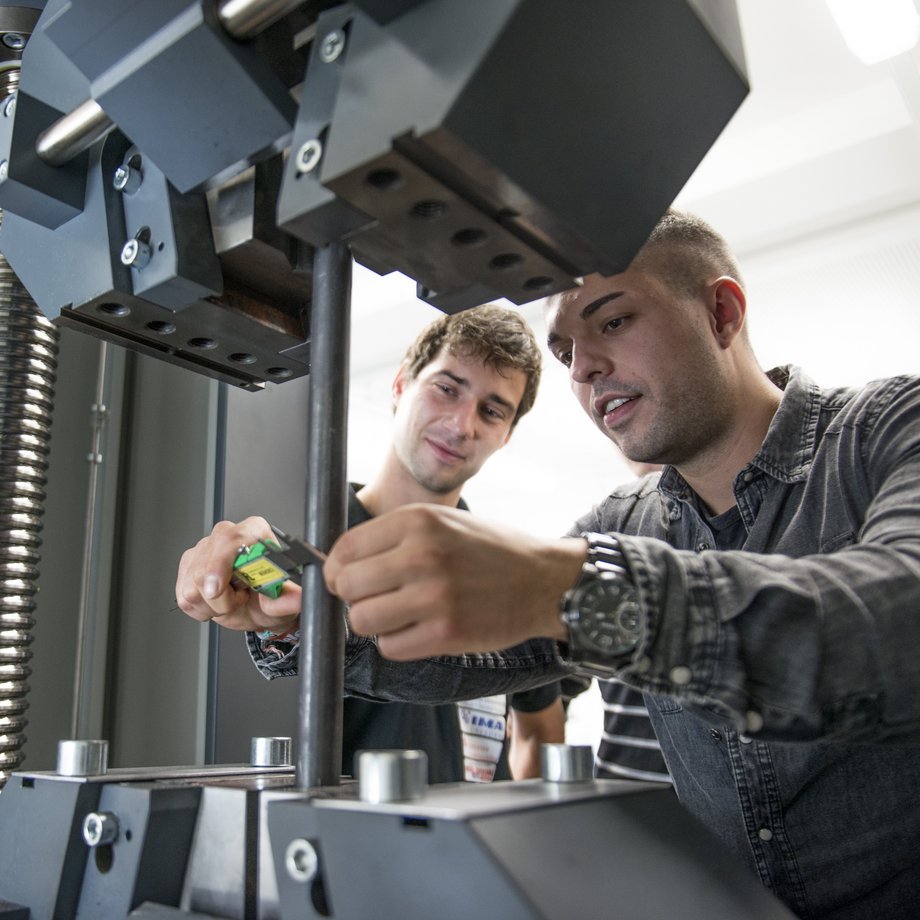 Die Zug-Druck-Maschine im Werkstofflabor besuchen die Studierenden während ihrer Ausbildung an der BTU Cottnus-Senftenberg.