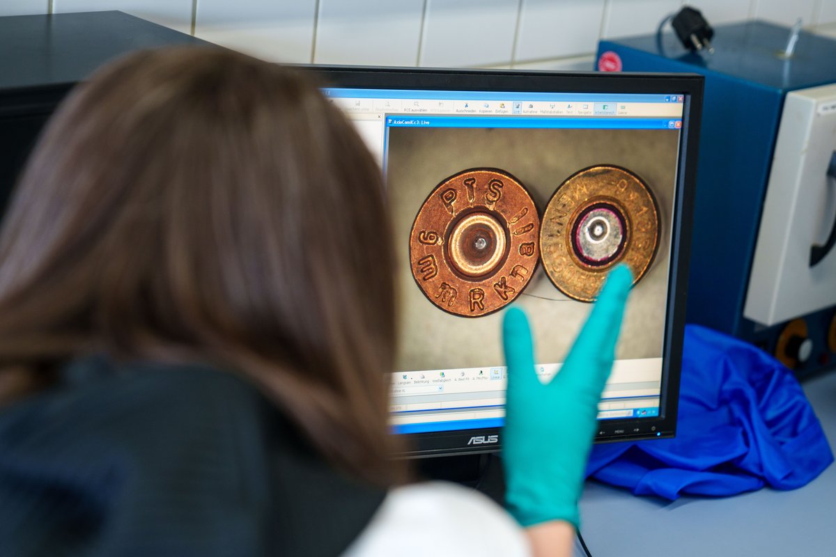 Im Zuge der Analyse wurden auch die Patronenhülsen mit einem Mikroskop genauer betrachtet. Foto: BTU, Sascha Thor.