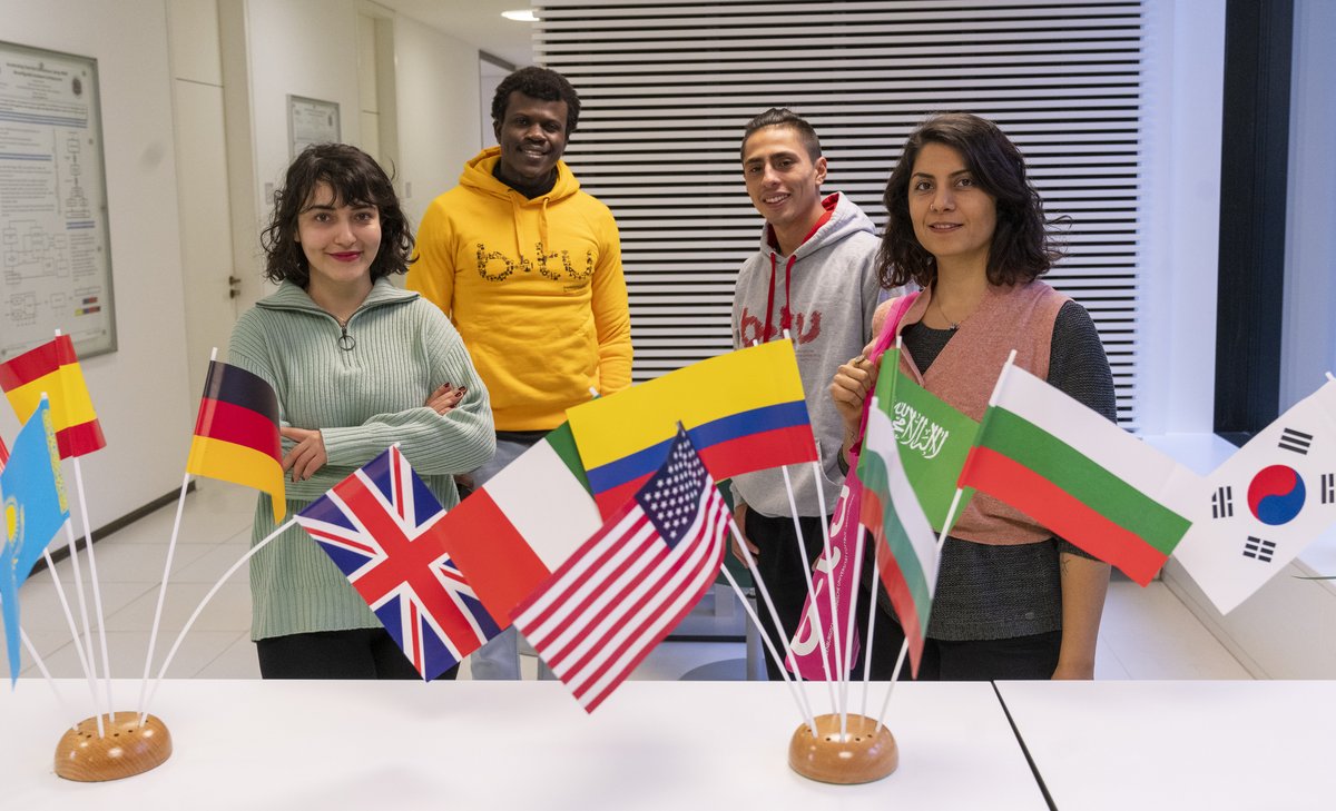 internationale Studierende mit kleinen Fahnen aus verschiedenen Ländern der Welt