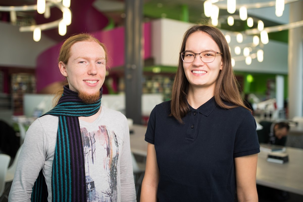 Stephanie Globig und Georg Stahnke - zwei  engagierte Studierende im Orientierungsstudium College+ - im Foyer des IKMZ stehend.
