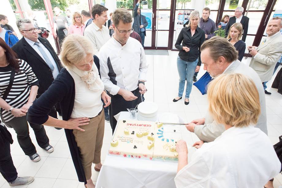 Celebrations to mark the BTU’s 3rd birthday Vice President Prof. Salchert and Prof. Hipp cut the cake for the BTU’s 3rd birthday together with former chancellor Wolfgang Schröder