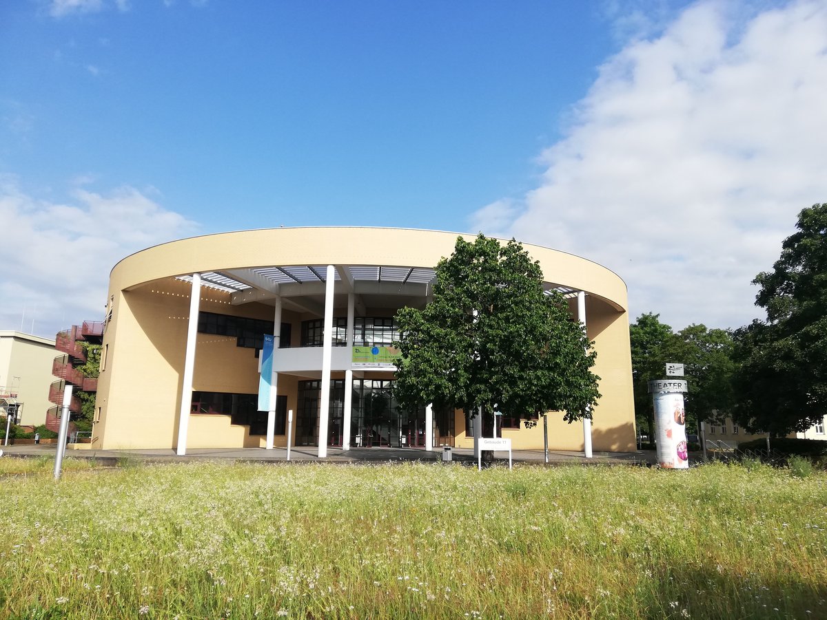 Das Foto zeigt den Campus in Senftenberg; Blumenwiese, Konrad Zuse Hörsaalgebäude.