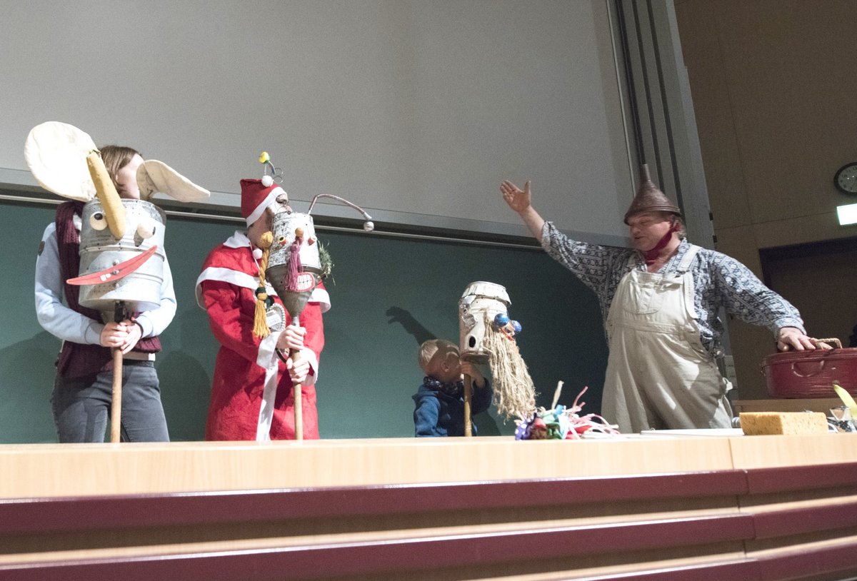 Kinderprogramm der neuen Bühne unter Mitwirkzng der Figur des Weihnachtsmanns und Einbeziehung des Publikums