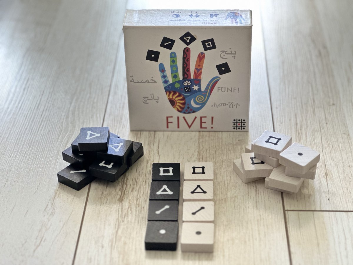 Das Foto zeigt den Inhalt der Spielsammlung "Five!".