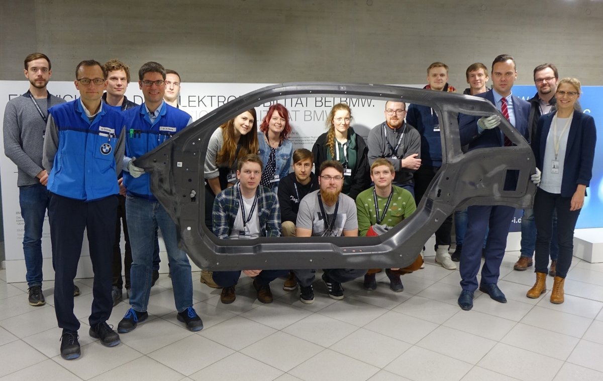 Studentische Exkursion im BMW Werk Leipzig mit CFK Seitenrahmen eines BMW i3