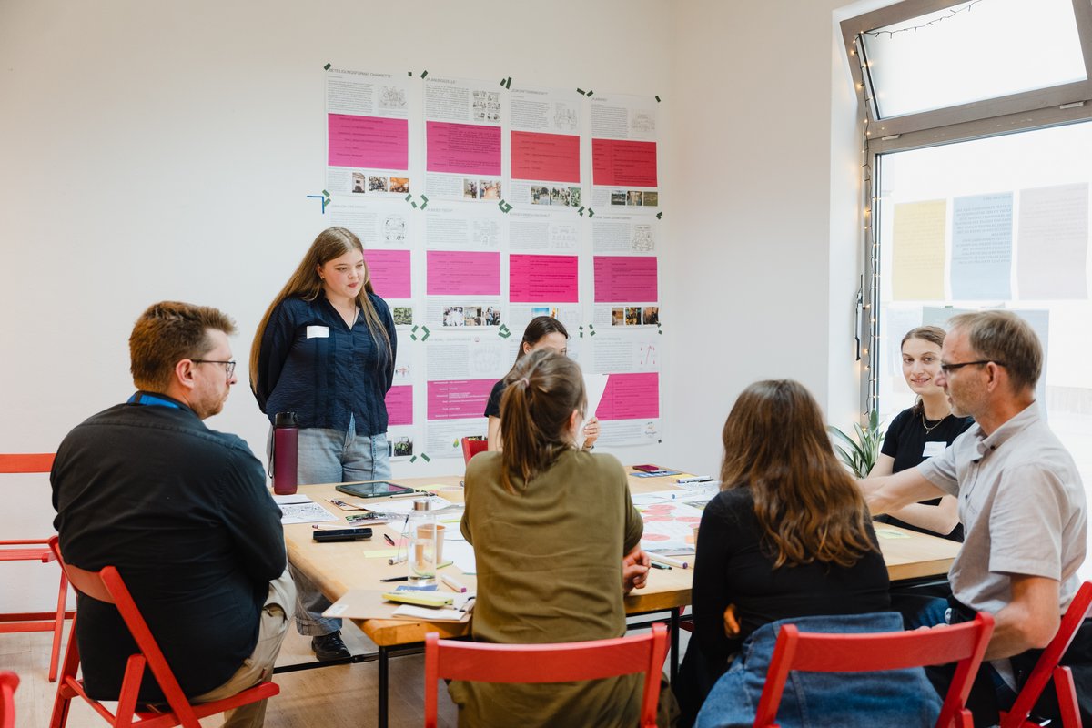 während einer Geprächsrunde