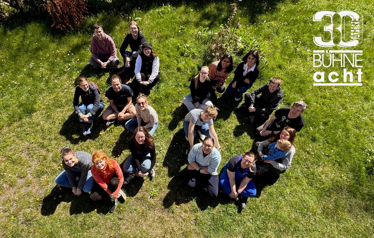 Akteure sitzen auf der Wiese und bilden eine 30, Bild: Bühne acht