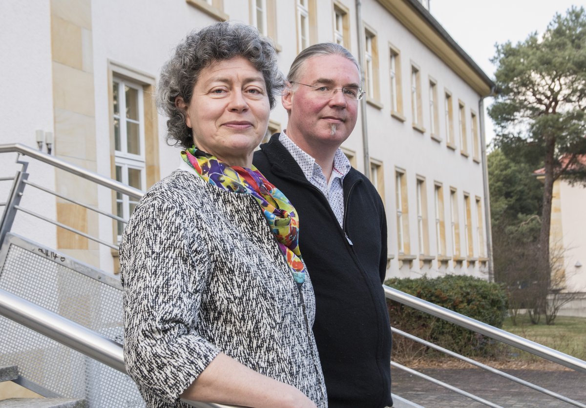 Prof. Dr. Magdalena Mißler-Behr und Prof. Dr.-Ing. Ralph Schacht vor dem Gebäude 7 am Campus Cottbus-Sachsendorf.