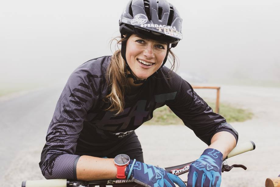 Steffi Marth Architektur Absolventin auf Mountainbike