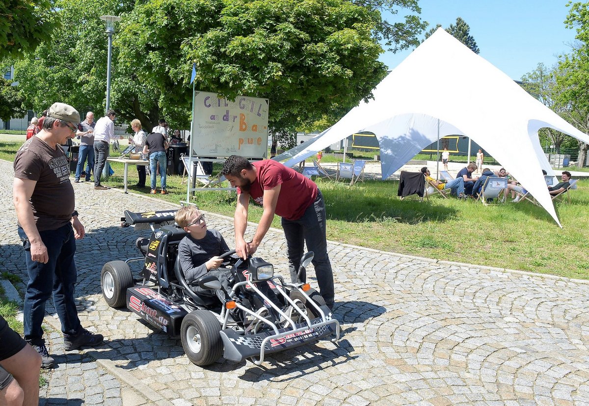 Weitere Impressionen vom Infotag "Studieren an der BTU" - Aufnhamen von Projektvorstellungen und Aktionen in Laboren und auf dem Campus sowie von Vorträgen.