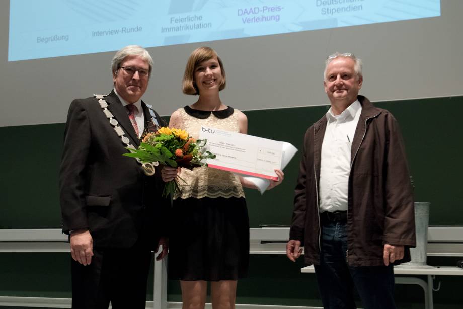 Auf dem Bild steht Frau Aleksandra Aftowicz mit ihrem Preis