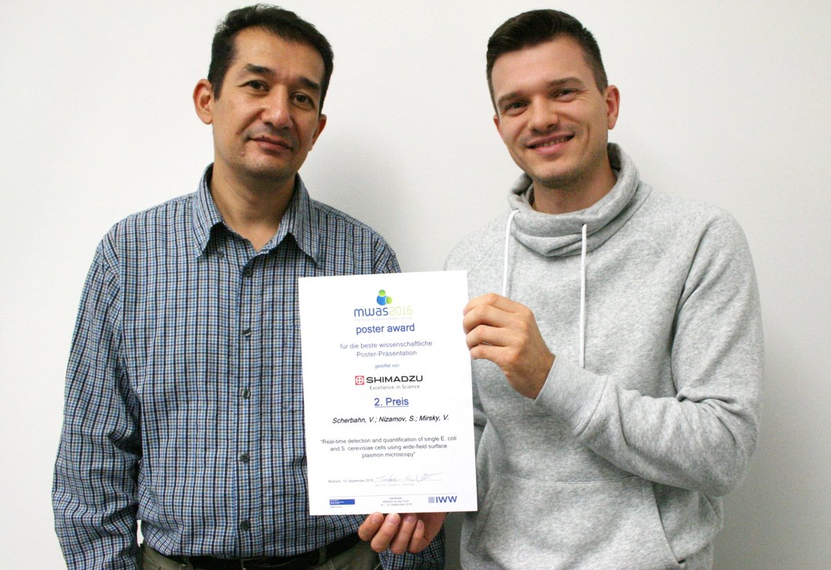 Vitali Scherbahn (re.) und Shavkat Nizamov, Doktoranden der BTU Cottbus–Senftenberg, mit ihrem Posterpreis.