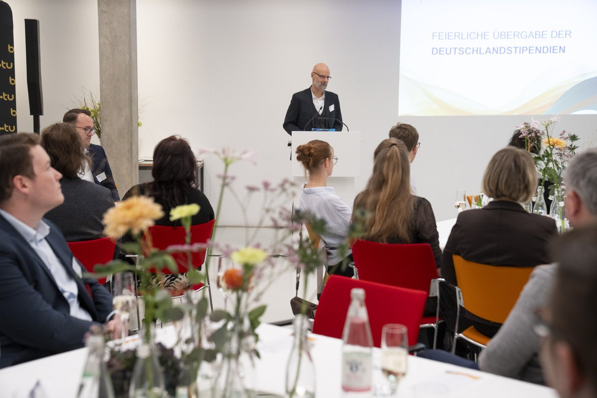 Vizepräsident Prof. Schmidt spricht zu den Gästen