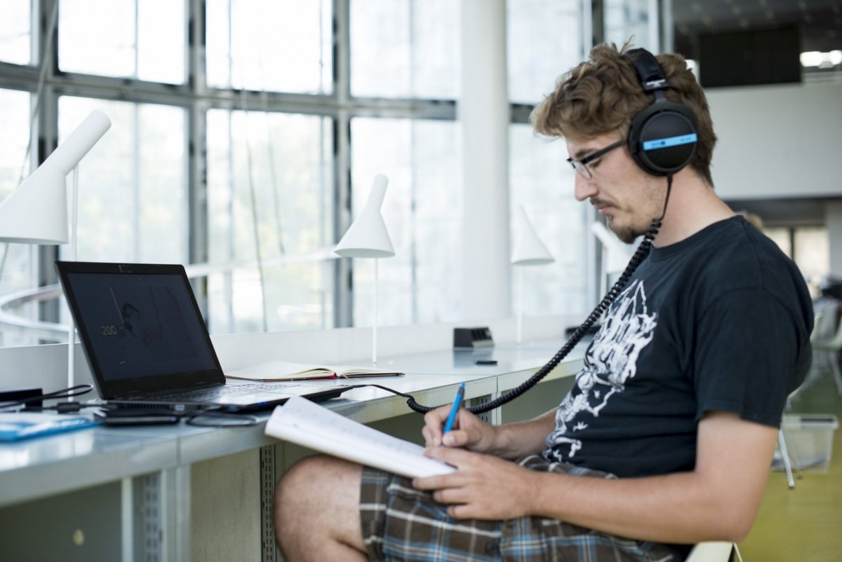 Studierender nutzt die digitalen Möglichkeiten im IKMZ