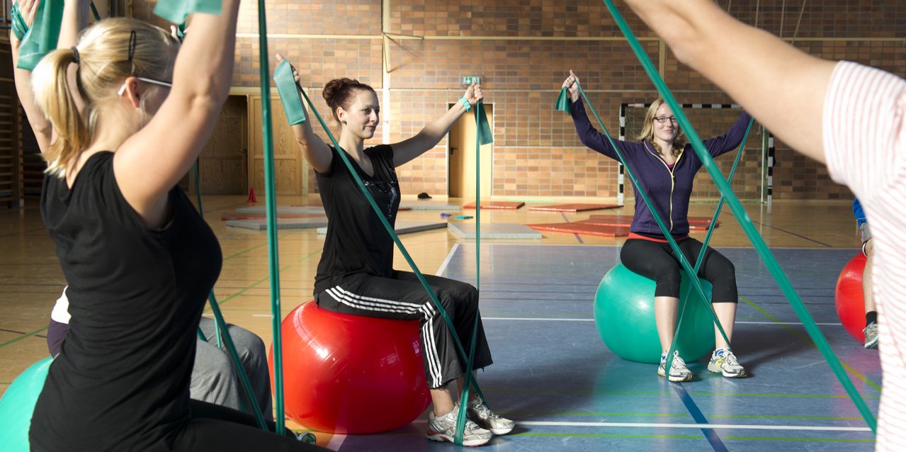 Students in the study programme Therapy Sciences during gymnastics exercises in the gymnasium