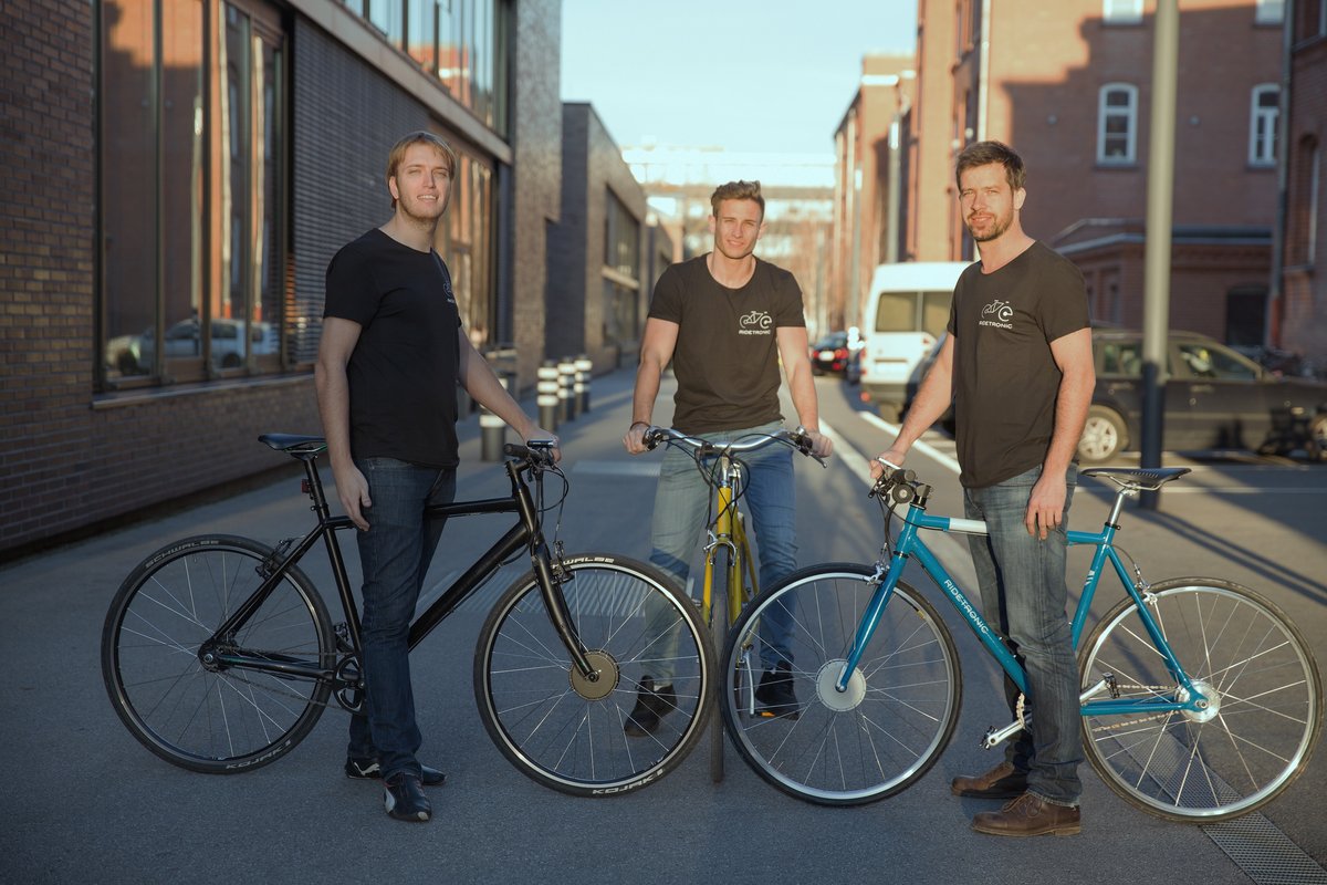 Das Gründerteam mit den neuen Bikes