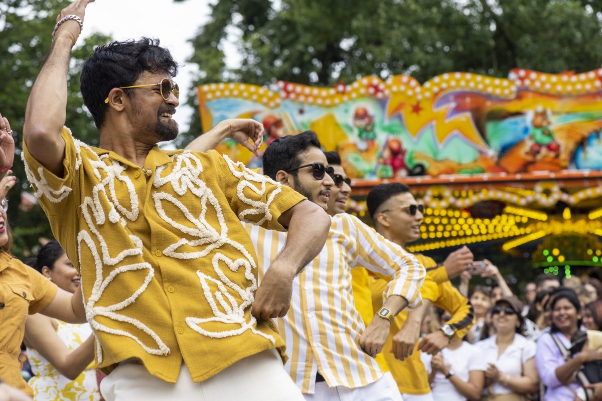Indische Studenten bei einer Tanzdarbietung.