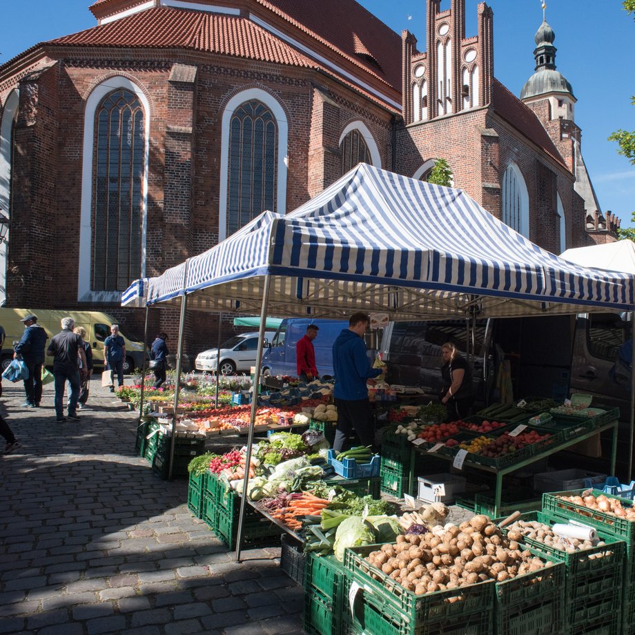 Wochenmarkt an der Oberkirche in Cottbus