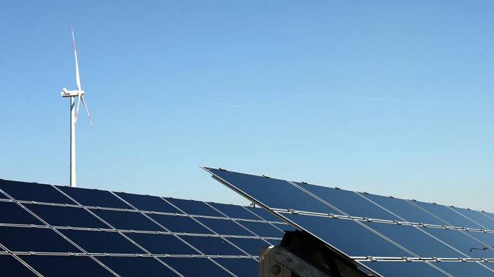Solarplatten und Windräder für Energieeffizienz und Nachhaltigkeit 
