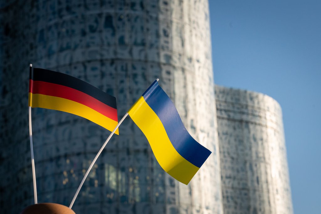 die ukrainische und die deutsche Fahne vor dem IKMZ - sinnbildlich für die Unterstutzung der Menschen durch die BTU