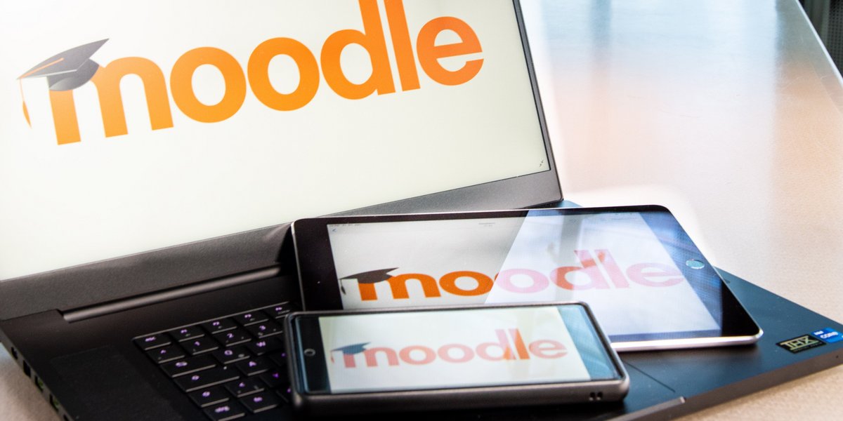 Coverbild zu "Lernplattform Moodle": drei mobile Endgeräte mit Moodle-Logo auf Bildschirm