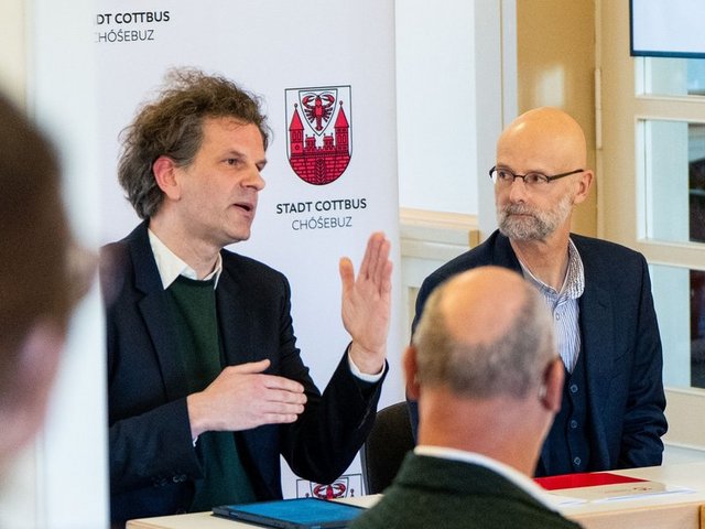 BTU-Vizepräsident Prof. Dr. Peer Schmidt (re.) und Studiengangsleiter Prof. Dr. Gregor Fuhrmann erläutern das neue Studienangebot. Foto: BTU, Sascha Thor 