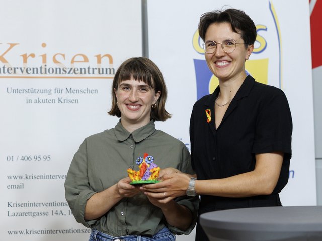 Johanna Tirnthal (r.) and Diana Köhler received the Papageno Media Prize for suicide prevention reporting. (Photo: BKA / Andy Wenzel)