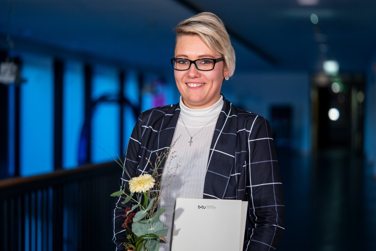 Die MINT-Preisträgerin der BTU Lina Jessica Manuela Prenzler mit ihrer Urkunde und einer Blume.oto: BTU. Sascha Thor