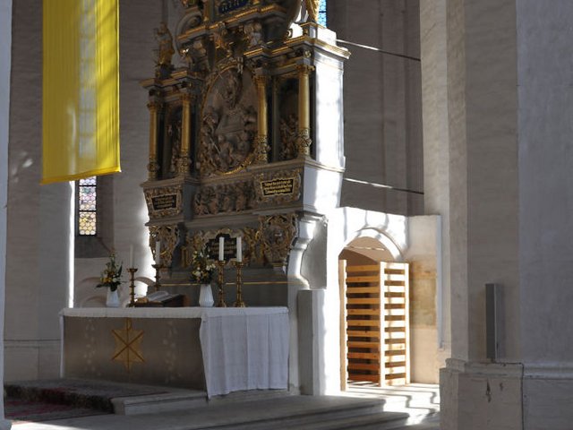 Blick auf die Installationen am Altar