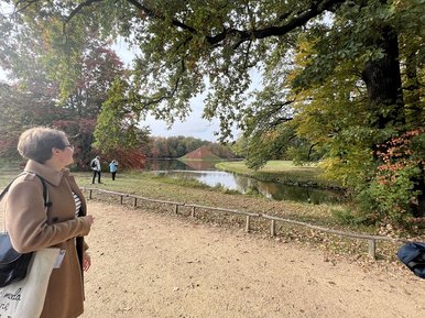 Das Ende der Parkführung an der Pyramide im Schlosspark Branitz