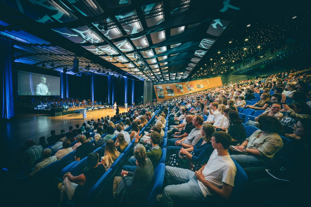 Zur Feierlichen Immatrikulation kamen Neustudierende, ihre Familien und Freunde sowie weitere Gäste in die Stadthalle Cottbus.