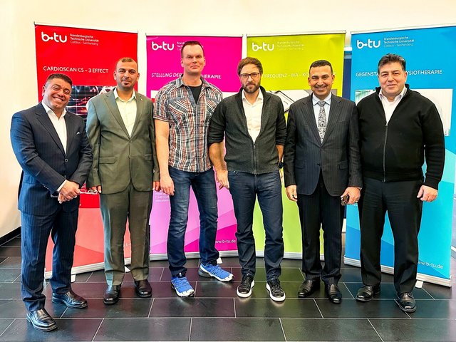 Gruppenfoto der irakischen Delegation mit Vertretern des Fachgebietes Therapiewissenschaften II der BTU.