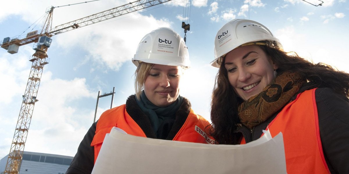 students in the Master's programme in Civil Engineering read construction plans on the building site