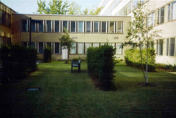 Innenhof der alten Bibliothek mit Verbindung zum Hauptgebäude