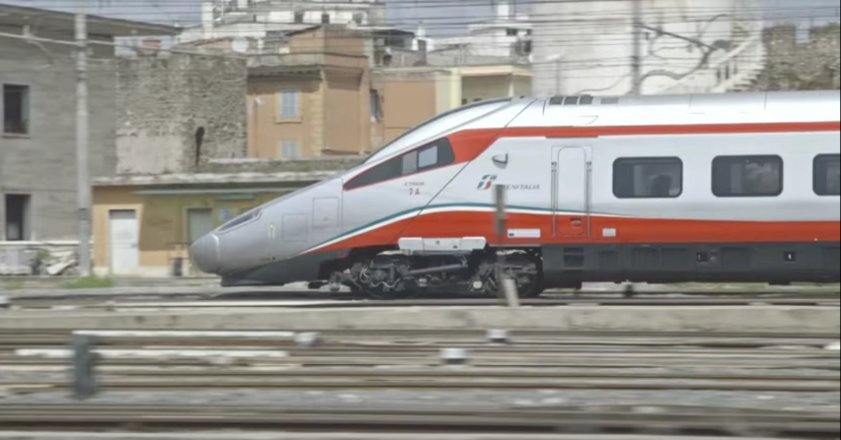 Ein Miniaturbild mit dem Link zu einem Youtube-Video über Mitarbeiter ins Ausland - Auf dem Bild fährt ein Zug auf der Strecke