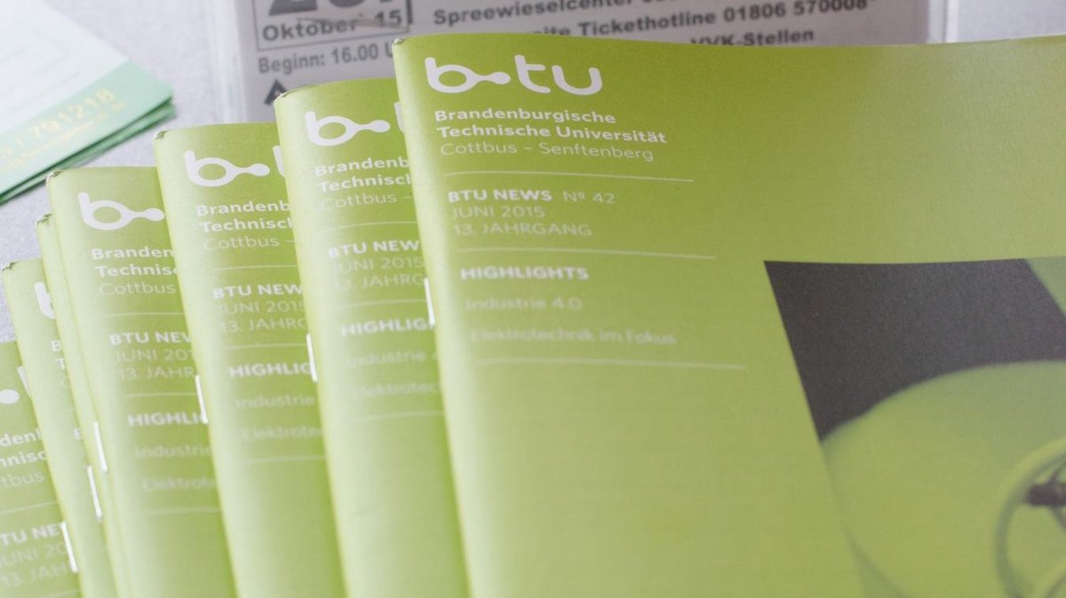 Mehrere BTU News liegen auf einem Tisch