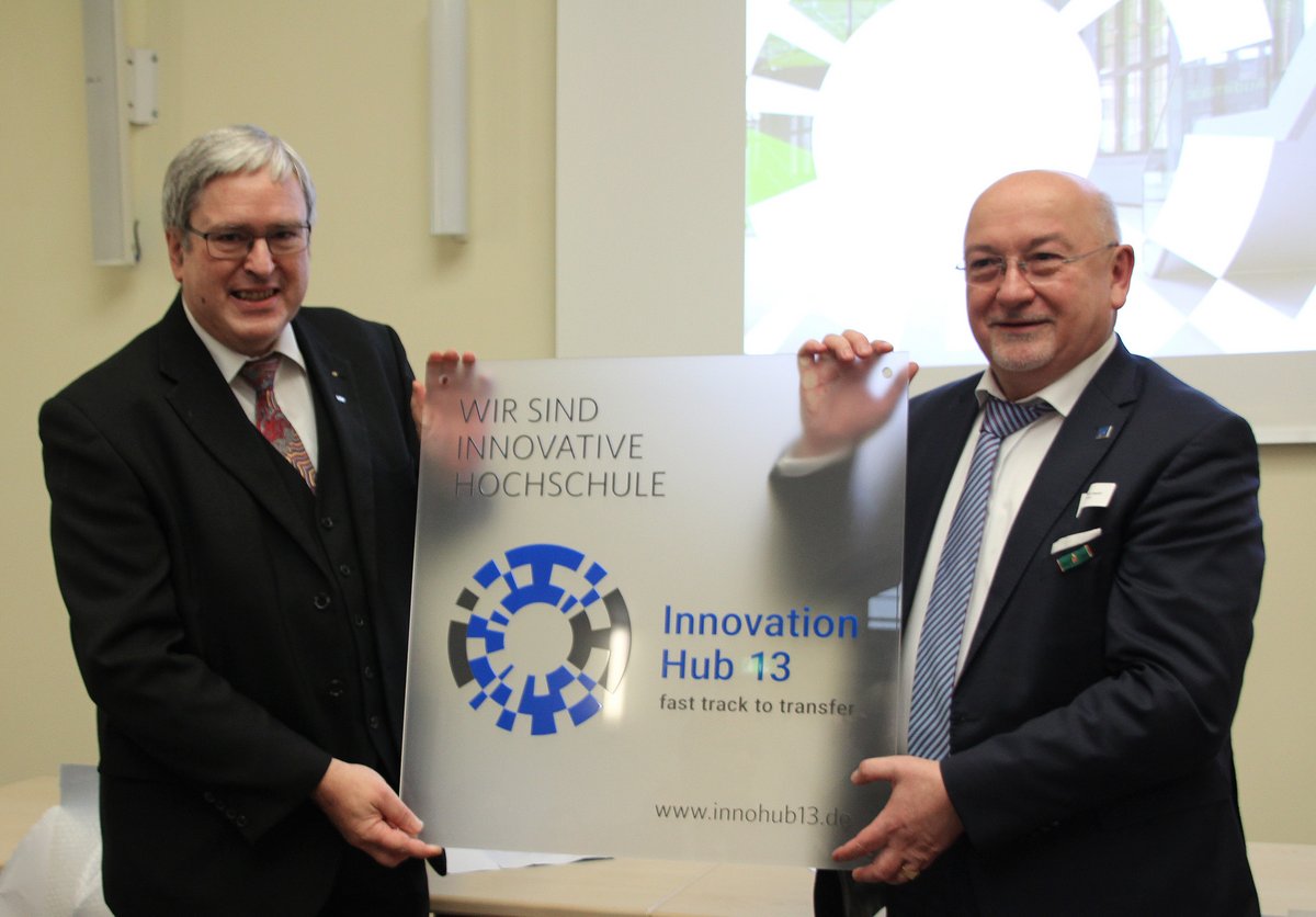 Innovation Hub bedeutet so viel wie Ideenspeicher. Dieser Speicher wird als eine nach allen Seiten offene, durchlässige Drehscheibe im Projekt-Logo visualisiert. Somit kann Wissens- und Technologietransfer in Wirtschaft und Gesellschaft transferiert werden.