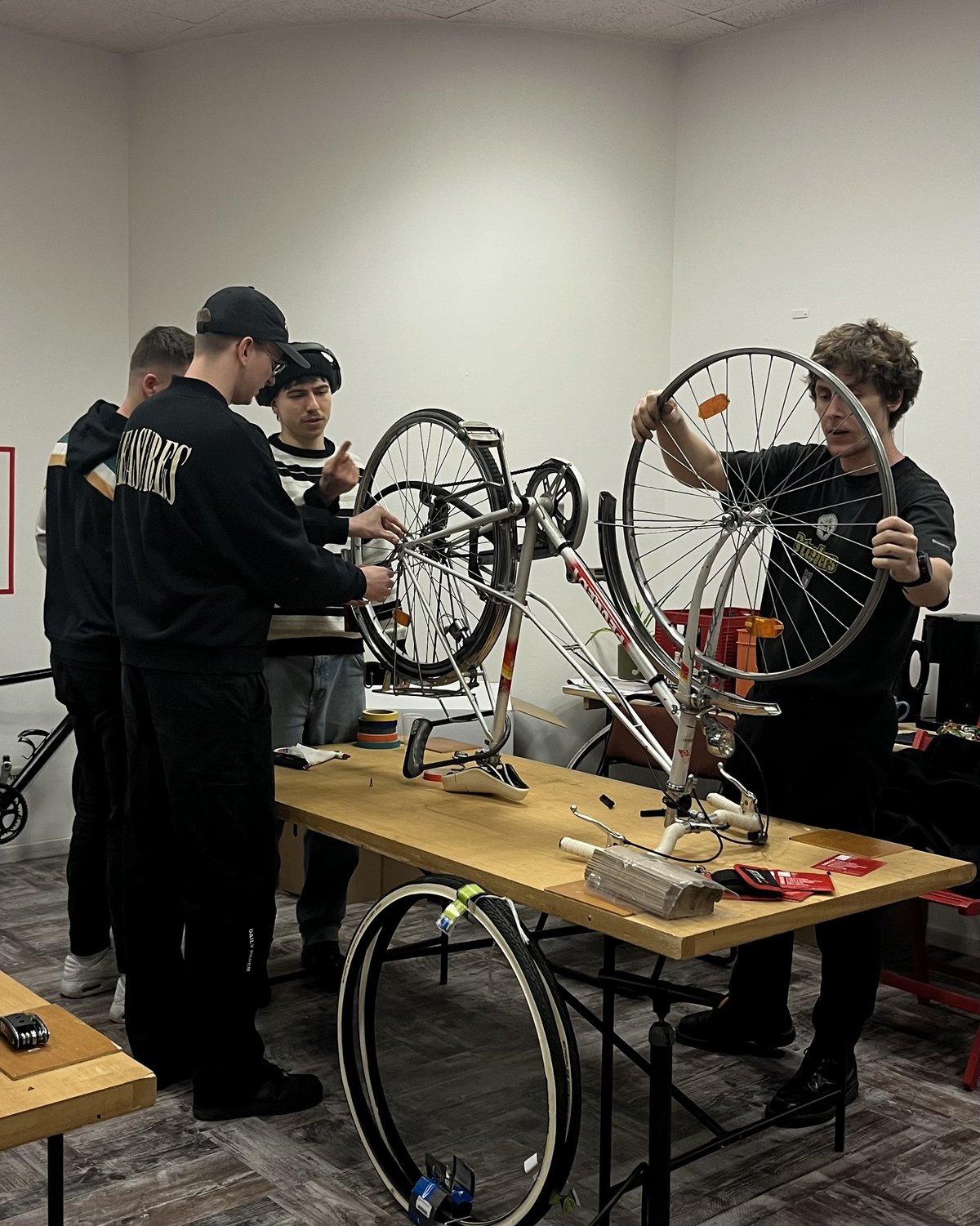 junge Männer reparieren ein Fahrrad