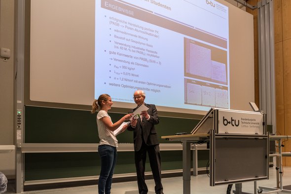 Prof. W. Schütz überreicht den Förderpreis im Rahmen des BBIT2023