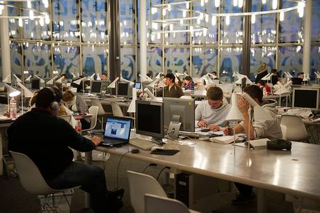 Lernen im Infomations-, Kommunikations- und Medienzentrum Studierende sitzen im Lesesaal des IKMZ und lernen