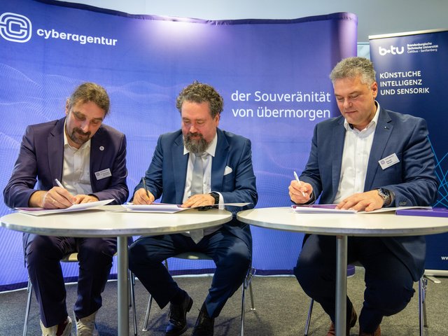 During Ceremonial signing of the contract at BTU Cottbus-Senftenberg