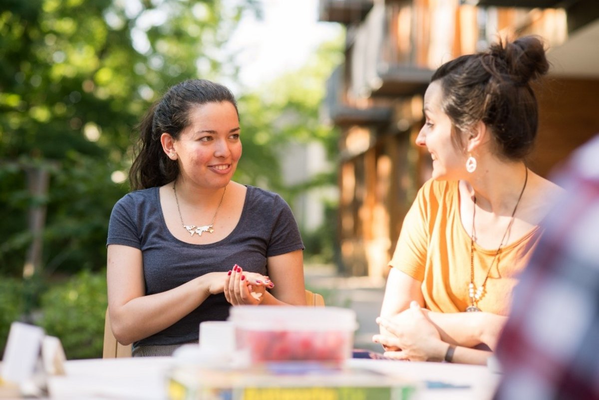 Studentinnen unterhalten sich