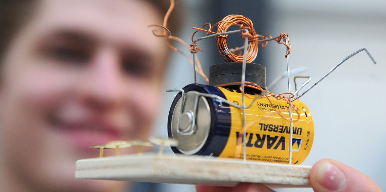 A self-made electric motor symbolizes a simple access to the topics of the bachelors programm electrical engineering