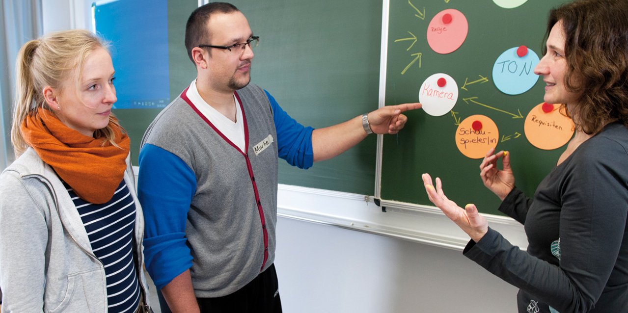 Students in the Bachelor's programme Social Work discuss with lecturer