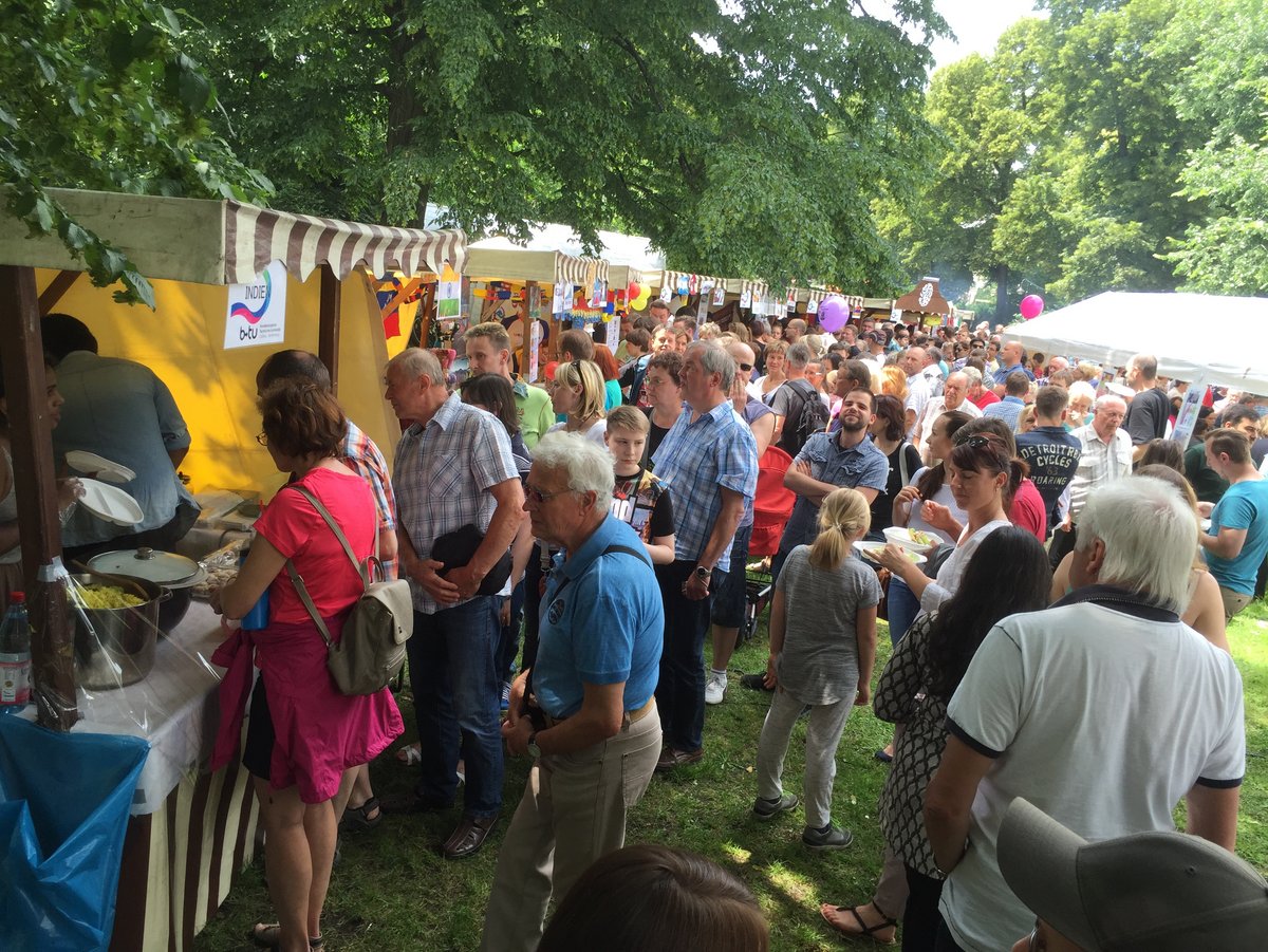 Vielfältiges Kulinarisches Angebot auf der Essmeile zum Multikulturellen Festival Cottbus Open
