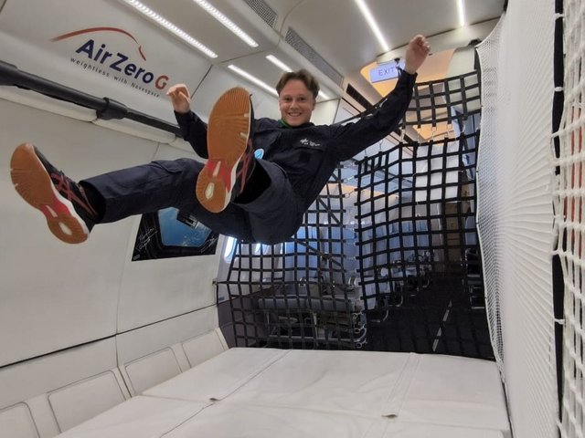 "Es fühlt sich an, als könnte man fliegen", sagt Lucas Kowal über die Schwerelosigkeit bei Parabelflügen. (Foto: privat)